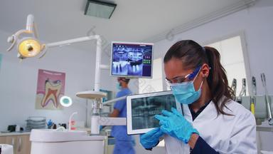 病人观点牙医显示平板电脑牙齿x射线